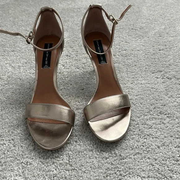 Women’s gold dress sandal - Picture 1 of 5